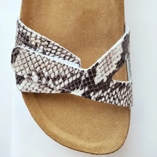 Босоніжки жіночі Leon 4300 біла змія