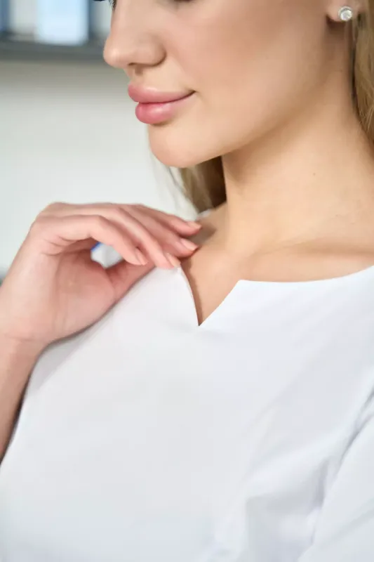 Медицинский Костюм "Ирис" белый с темно синими брюками. 