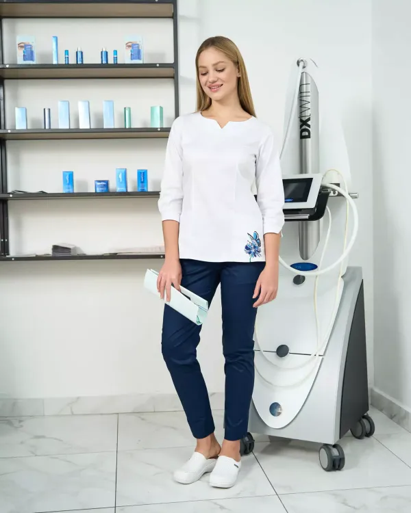 Медицинский Костюм "Ирис" белый с темно синими брюками. 